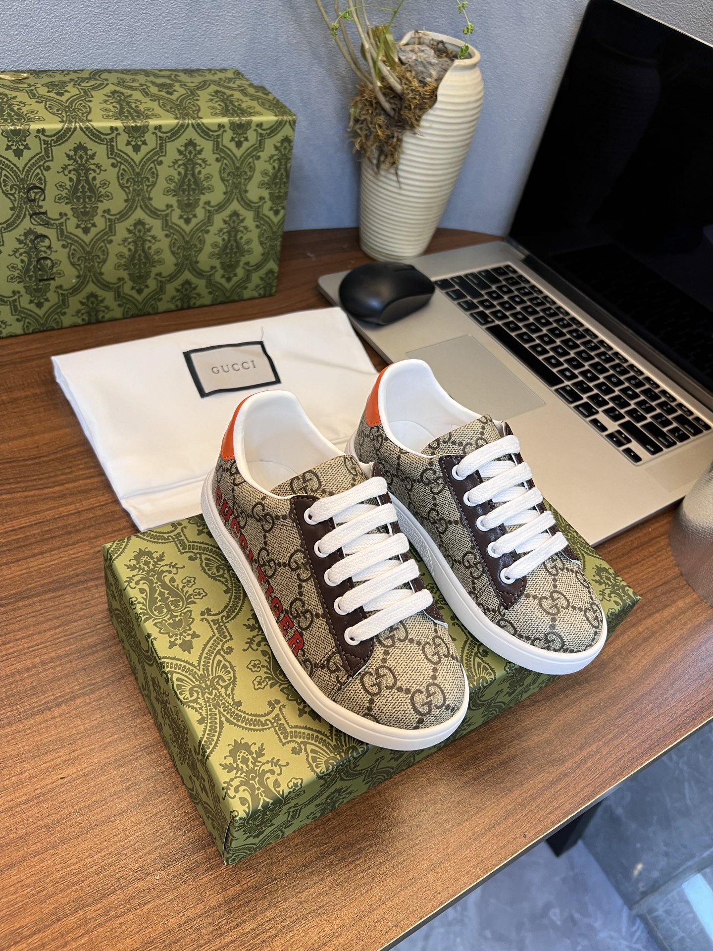 Children's shoes child